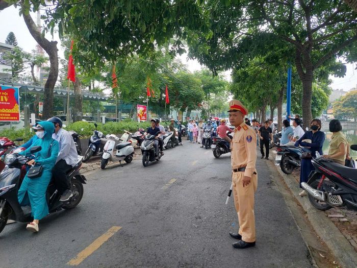 Lực lượng an ninh làm nhiệm vụ tại các điểm thi.