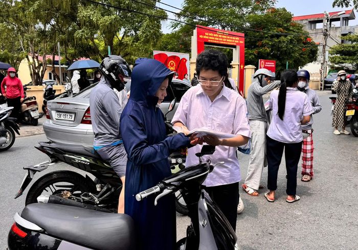 Hình ảnh tại điểm thi Trường THPT Kiến An.