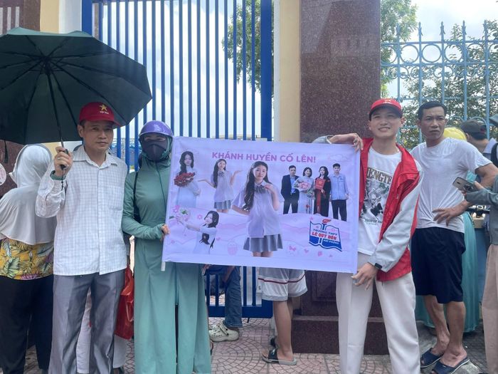 Hình ảnh đẹp của gia đình thí sinh cổ vũ cho con gái tại điểm thi THPT Lê Quý Đôn khiến ai cũng tò mò.
