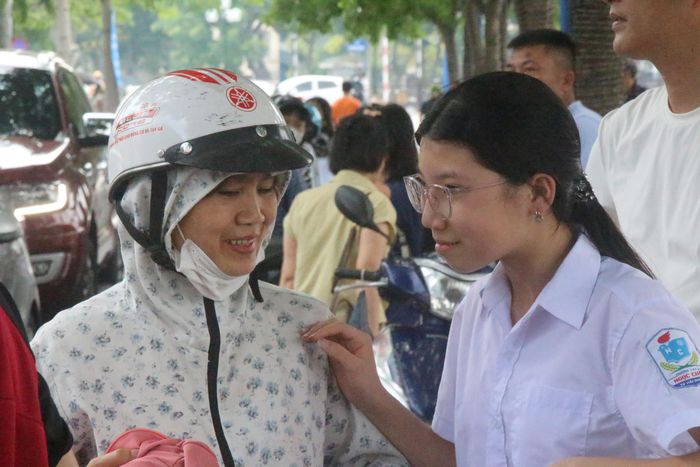 Hình ảnh ghi nhận tại điểm thi Trường THPT Hồng Quang.