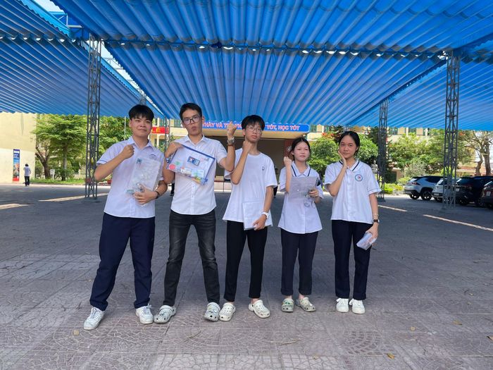 Các thí sinh thể hiện sự tự tin, quyết tâm khi bước vào làm bài thi đầu tiên.