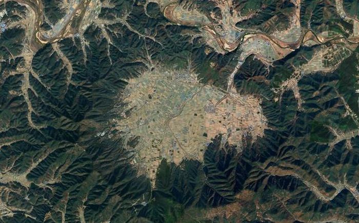 Toàn cảnh hố thiên thạch Hapcheon tại Hàn Quốc. Ảnh: Oz Geology