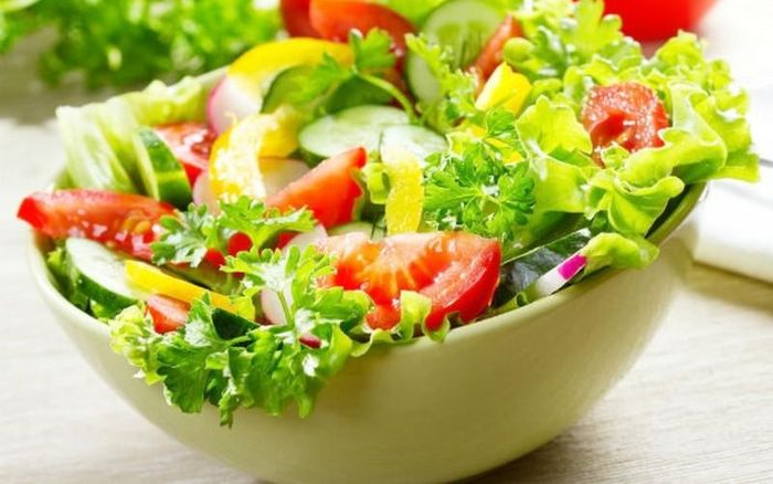 Salad dưa chuột cà chua giúp tăng đào thải acid uric.