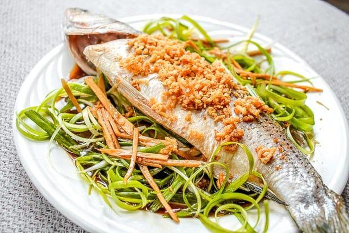 Cá hấp gừng hành tốt cho người bệnh gout.