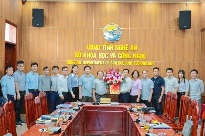 Chủ nhiệm đề tài ThS.BS Nguyễn Mạnh Hùng tặng hoa tri ân PGS. TS Nguyễn Duy Thuần - Giảng viên cao cấp - Học Viện Y Dược học cổ truyền Việt Nam, Chủ tịch Hội đồng cùng các thành viên Hội đồng khoa học.