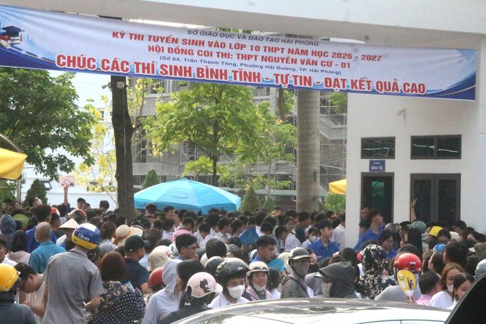 Điểm thi Trường THPT Nguyễn Văn Cừ trước thời điểm thí sinh hoàn thành môn thi Ngoại ngữ.