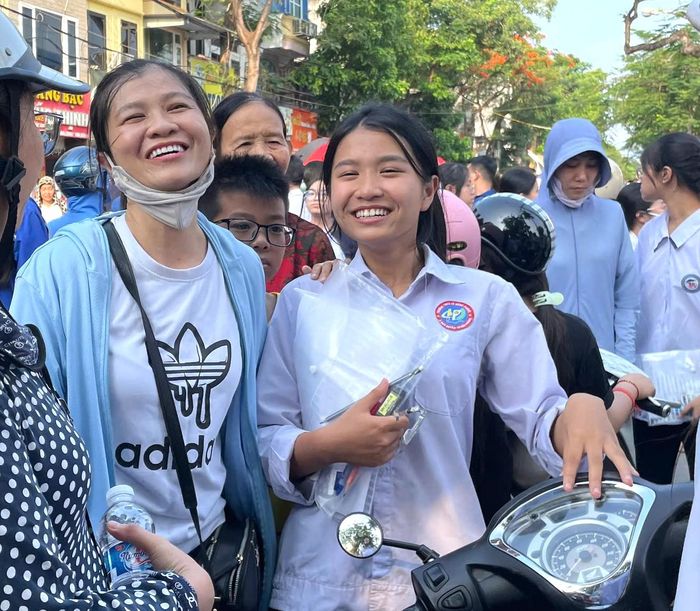 Thí sinh dự thi tại Trường THPT Lê Quý Đôn nở nụ cưới rạng rỡ sau môn thi Ngoại ngữ.