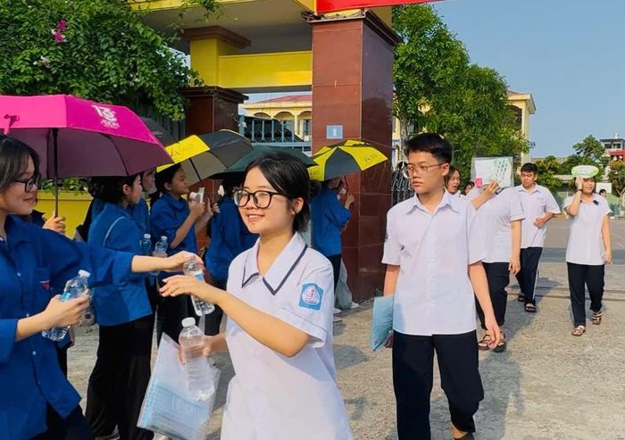 Thí sinh tại điểm thi Trường THPT Đồng Hòa sau môn thi đầu tiên.