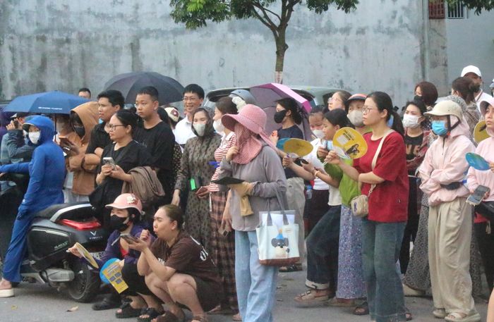 Giây phút hồi hộp của phụ huynh chờ đón các thí sinh sau bài thi Ngoại ngữ.