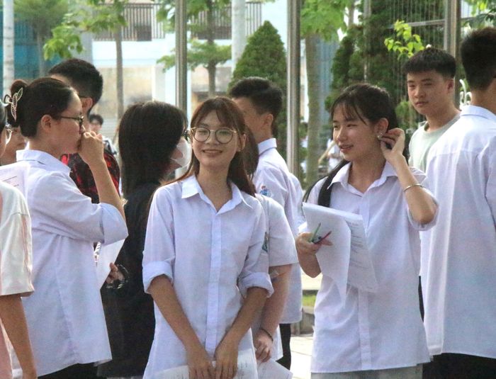 Các thí sinh tại điểm thi Trường THPT Nguyễn Văn Cừ sau khi hoàn thành môn thi đầu tiên của kỳ tuyển sinh vào lớp 10 THPT năm 2026 - 2027. Ảnh: Đ.Tùy.