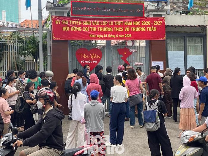 Phụ huynh tập trung khá đông trước địa điểm thi để chờ thí sinh. Ảnh: H2Team.