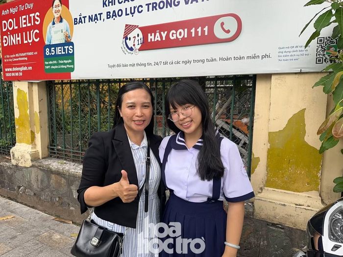 Bảo Trân nhận được sự cổ vũ từ mẹ sau bài thi môn Ngữ Văn. Ảnh: Văn Thuận.
