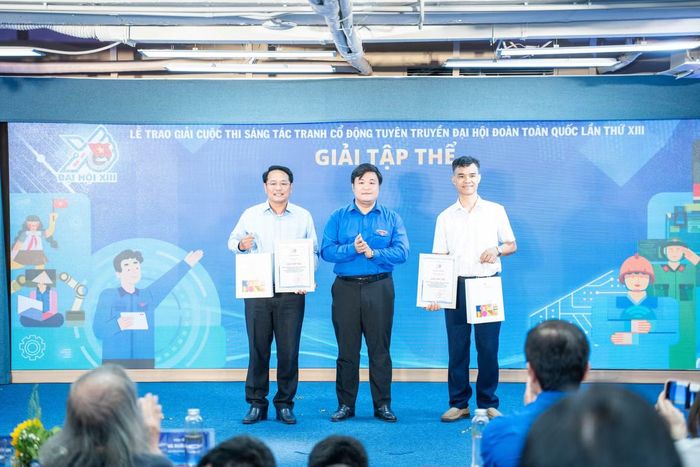 Ông Trương Hải Thi (bên trái) nhận giải Tập thể dành cho Nhà văn hóa Thanh thiếu nhi thành phố Đồng Nai. Ảnh: NXB Kim Đồng.