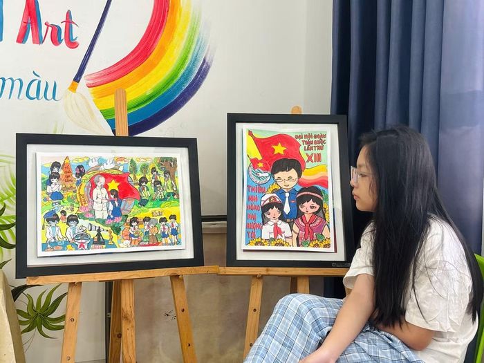 Huyền Anh đang háo hức đón mùa Hè, vì được dành nhiều thời gian hơn ở CLB mỹ thuật. Ảnh: NVCC.
