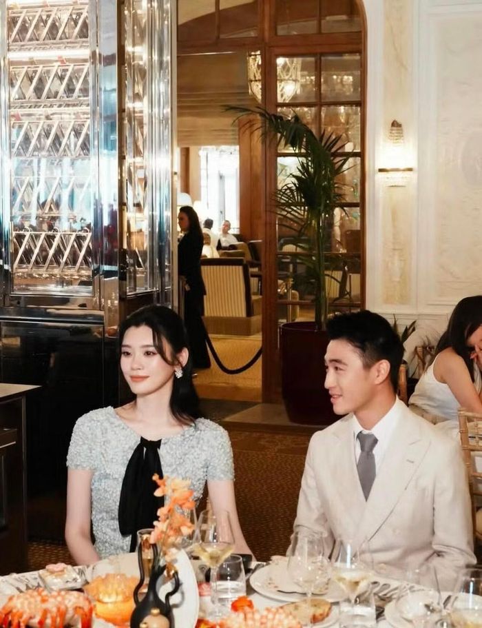 Hề Mộng Dao - Hà Du Quân trong tiệc tối trước hôn lễ tại Pháp.