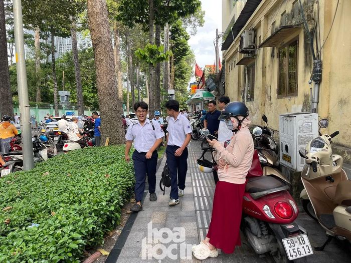 Thí sinh ra về sau khi kết thúc ngày thi đầu tiên. Ảnh: Cẩm Nhung.