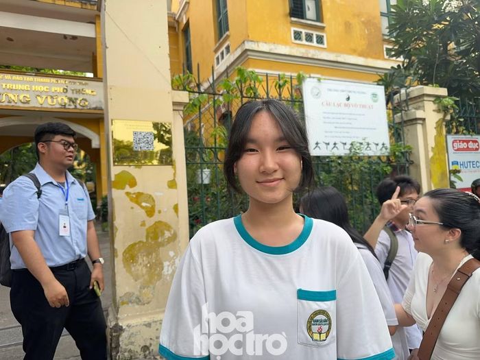 Khánh Giang hoàn thành bài thi sớm 15 phút, tự tin "nắm" điểm 9. Ảnh: Văn Thuận.