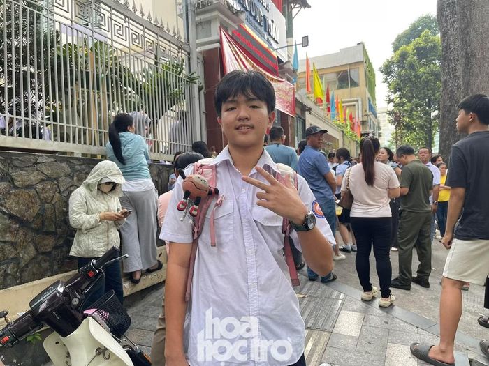 Thí sinh Dương Gia Huy tự tin với bài làm môn thi Tiếng Anh. Ảnh: Cẩm Nhung