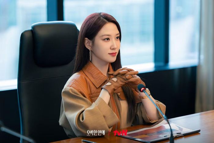 Đều sở hữu "dị năng" nhưng thiết lập từ gia thế đến tính cách của Eun Chae Ni và Cheon Yeo Ri hoàn toàn khác biệt.