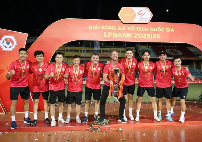 HLV Polking cùng các thành viên Ban huấn luyện và chiếc cúp. Đây là sự khởi đầu cho giai đoạn hứa hẹn rất nhiều thách thức phía trước của ông Polking và cộng sự, để tiếp tục giúp CLB Công an Hà Nội tiến xa hơn.