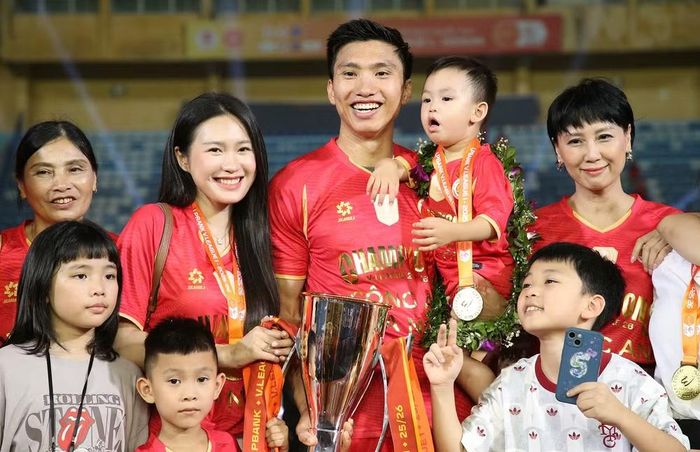Hậu vệ Đoàn Văn Hậu tươi rói bên các thành viên trong gia đình