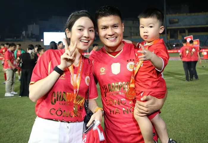 Trong ngày trọng đại, những hậu phương vững chắc của các cầu thủ tất nhiên không thể vắng mặt. Trong ảnh, tiền vệ Quang Hải rạng ngời cùng vợ và con trai trên thảm cỏ sân Hàng Đẫy