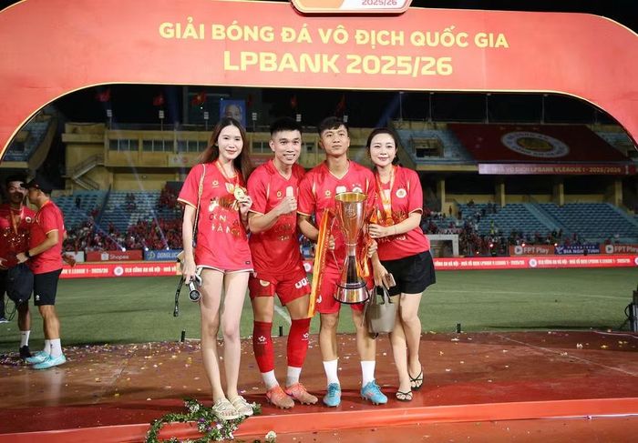 Vợ chồng Phan Văn Đức chụp cùng tiền vệ Lê Văn Đô và bạn gái