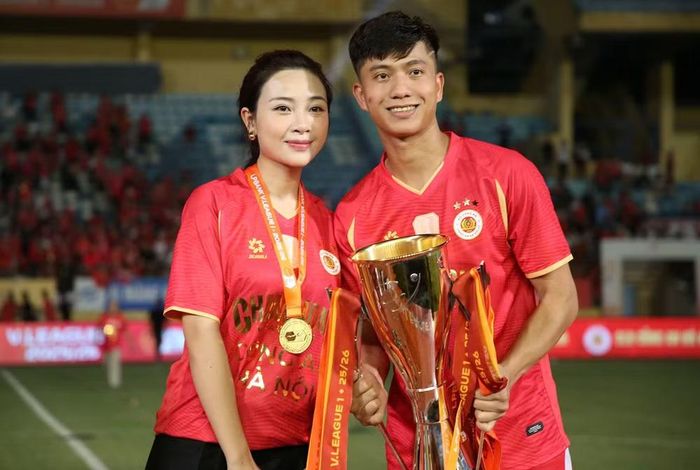Phan Văn Đức lưu lai khoảnh khắc đẹp cùng cô vợ hotgirl Võ Nhật Linh