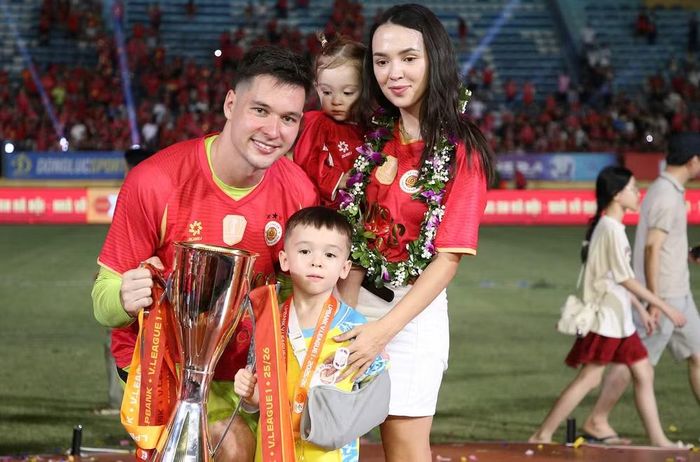 Thủ môn Nguyễn Filip cùng gia đình nhỏ và chiếc cúp vô địch quốc gia