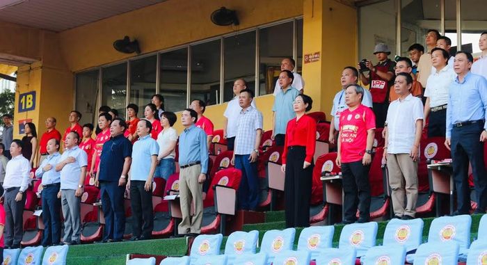 Lãnh đạo Bộ Công an, Bộ VHTTDL, Bộ Dân tộc và Tôn giáo, Thành ủy - UBND TP Hà Nội, CATP Hà Nội, Liên đoàn bóng đá Việt Nam, cùng đại diện lãnh đạo nhiều sở, ban, ngành tới sân dự khán và chung vui với tập thể đội bóng Công an Hà Nội trong ngày đăng quang