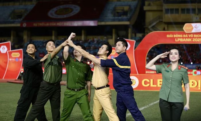Hình ảnh đậm chất Công an xuất hiện trên sân Hàng Đẫy trong ngày tôn vinh đội bóng đá Công an Hà Nội