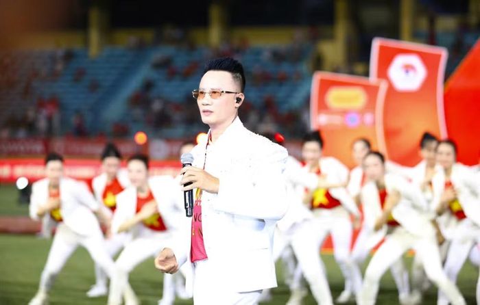Ca sỹ Hoàng Bách cùng vũ đoàn khuấy đảo bầu không khí vốn đã rất sôi động tại Hàng Đẫy