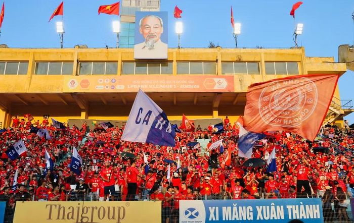 Chiều 31-5-2026, sân Hàng Đẫy rực đỏ sắc áo của các cổ động viên Công an Hà Nội đến để cổ vũ đội nhà thi đấu và sau đó chính thức nâng cao cúp vô địch V-League 2025/26