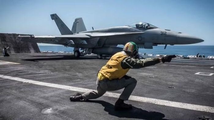 Về mặt chiến lược, đề xuất sử dụng F/A-18 Super Hornet cho nhiệm vụ đối kháng cho thấy sự thay đổi trong cách tiếp cận huấn luyện không chiến.
