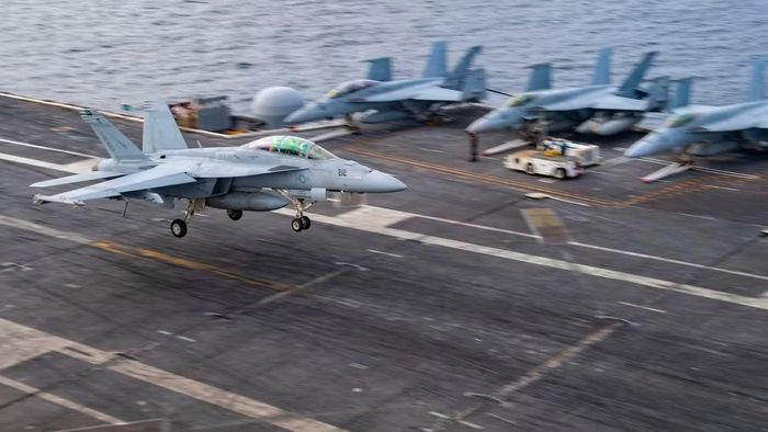 Máy bay này có thể mang radar mảng pha, hệ thống tác chiến điện tử tiên tiến và vũ khí huấn luyện tương đương thực chiến, giúp phi công có trải nghiệm gần với môi trường chiến đấu thực tế.