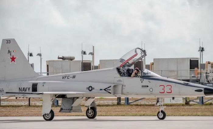 F-5 có thiết kế nhỏ gọn và chi phí vận hành thấp, nhưng không thể tái hiện đầy đủ các đặc tính như radar hiện đại, tên lửa tầm xa hay chiến thuật tác chiến mạng hóa.