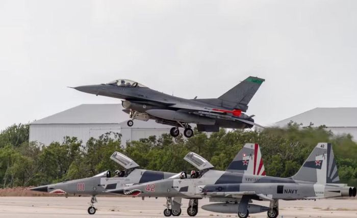 Trong khi đó, tiêm kích hạm đa nhiệm F/A-18E/F Super Hornet được nhắm tới thay thế F-5 lại là nền tảng hiện đại hơn nhiều.