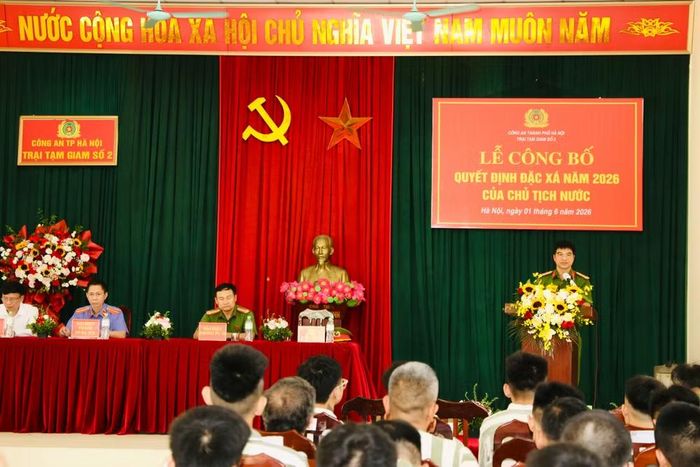 Đại tá Trần Duy Hưng - Giám thị Trại tạm giam số 2 chúc mừng và ghi nhận sự cố gắng, tiến bộ của các phạm nhân trong thời gian chấp hành án tại trại, đồng thời biểu dương tinh thần trách nhiệm của cán bộ chiến sĩ các phân trại đã làm tốt công tác quản lý, giáo dục, cảm hóa, giúp đỡ người chấp hành án nhận thức rõ lỗi lầm, yên tâm cải tạo, phấn đấu tiến bộ.