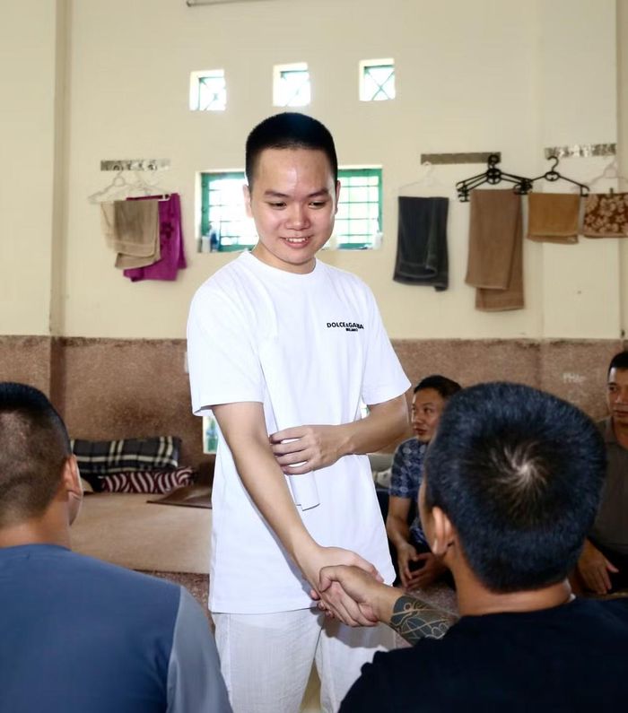 Nguyễn Thanh Hải (sinh 2007, phường Khương Đình, Hà Nội) từng lĩnh án 18 tháng tù về tội Gây rối trật tự công cộng. Chỉ vì một chút sốc nổi của tuổi trẻ, cậu đã phải trả giá, song nhờ cải tạo tốt nên được ra sớm 1 năm 10 ngày.