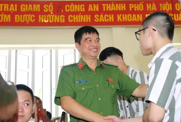 "Từ hôm nay, các anh chị được trở về với gia đình, người thân và xã hội. Hãy trân trọng sự khoan hồng của Đảng, Nhà nước, trân trọng sự quan tâm, chờ đợi của gia đình, coi ngày hôm nay là dấu mốc quan trọng để bắt đầu một chặng đường mới. Hãy luôn nhớ rằng, phía trước còn nhiều khó khăn song nếu có quyết tâm, có ý chí, có trách nhiệm với bản thân và gia đình thì nhất định sẽ vượt qua", Giám thị Trần Duy Hưng nhắn nhủ.