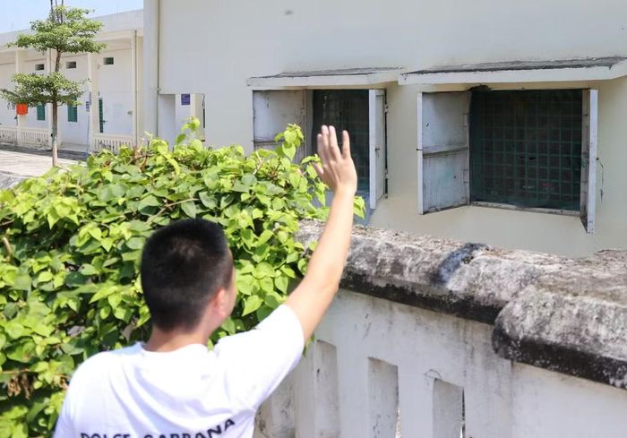 Cái vẫy tay chào cùng lời chúc "giữ sức khỏe, cải tạo tốt, sớm trở lại xã hội" gửi tới những người còn ở lại
