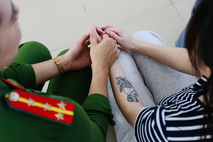 Cái nắm chặt tay...