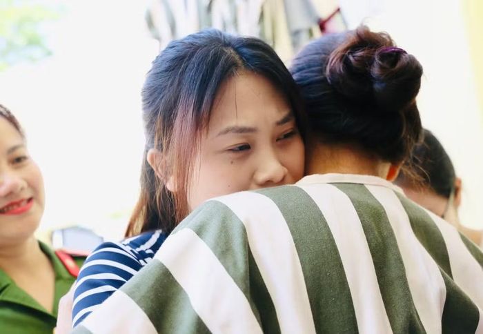 Kèm lời nhắn "Hãy giữ gìn sức khỏe, cải tạo tốt để sớm trở lại với gia đình, người thân"