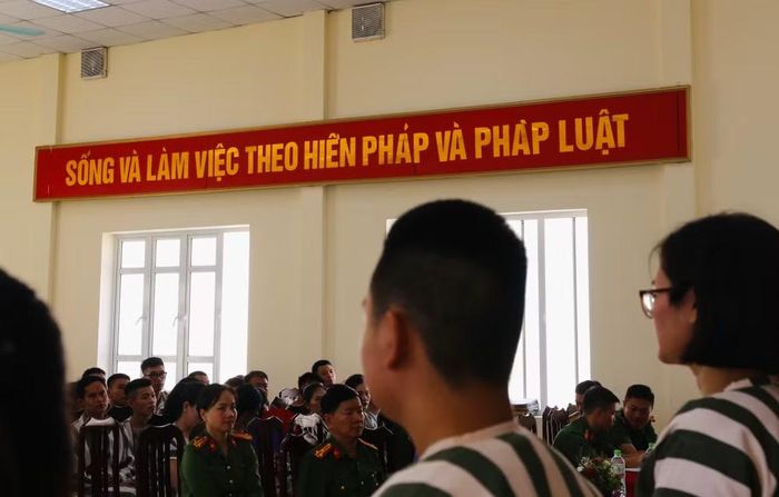"Sống và làm việc theo Hiến pháp và pháp luật" - khẩu hiệu như lời nhắc nhở, "kim chỉ nam" cho những người từng lầm lỗi trong quá khứ