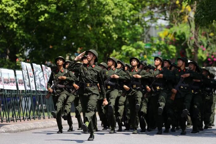 Sau 3 tháng huấn luyện, từ những học sinh, sinh viên, họ đã trở thành các chiến sĩ thực hiện nghiêm trang, thống nhất và đẹp mắt các động tác duyệt đội ngũ, đi đều bước, đổi hướng và chào theo điều lệnh Công an nhân dân