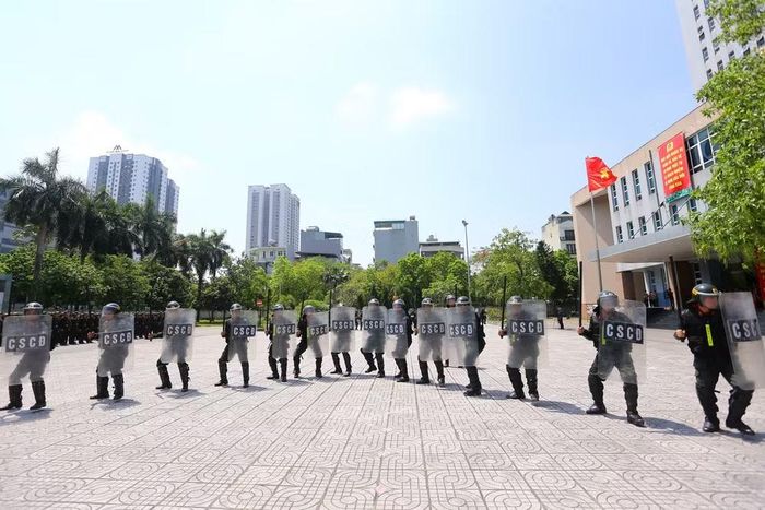 Từ đội hình hàng ngang, hàng dọc đến đội hình chữ V, đội hình mũi nhọn, các chiến sĩ thể hiện khả năng phối hợp nhịp nhàng, tạo thành lá chắn vững chắc nhằm ngăn chặn, đẩy lùi các đối tượng gây rối, bảo vệ mục tiêu và giữ vững an ninh, trật tự