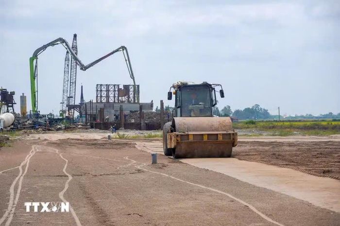 Do thiếu vật liệu san lấp (cát, đá), nhiều gói thầu của dự án cao tốc Châu Đốc - Cần Thơ - Sóc Trăng đoạn qua thành phố Cần Thơ phải thi công cầm chừng. Ảnh: TTXVN