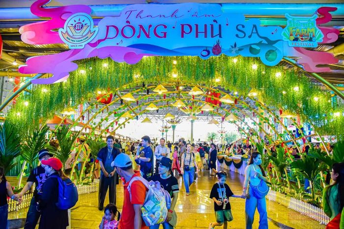 Đây là sự kiện thường niên nhằm tôn vinh nông sản các địa phương, đồng thời tạo không gian trưng bày, giới thiệu và kết nối tiêu thụ trái cây đến từ nhiều vùng miền. Năm nay, các khu trưng bày được bố trí với hàng trăm loại trái cây và nông sản đặc sản.