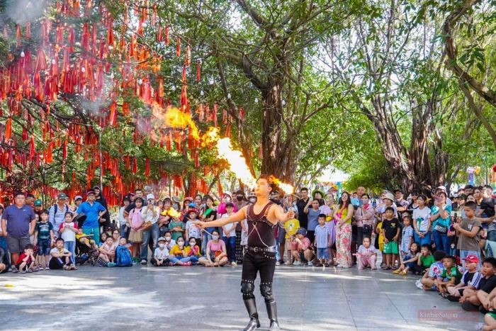 Dịp hè năm nay, Suối Tiên cũng đưa vào khai thác thêm nhiều sản phẩm vui chơi mới như xe tăng hành trình chiến xa, khu giải trí mega zone, đường trượt phao đa sắc, thế giới tuổi thơ, lâu đài cát tường và tổ hợp đường trượt đua thần tốc - đường trượt vô cực tại Biển Tiên Đồng...