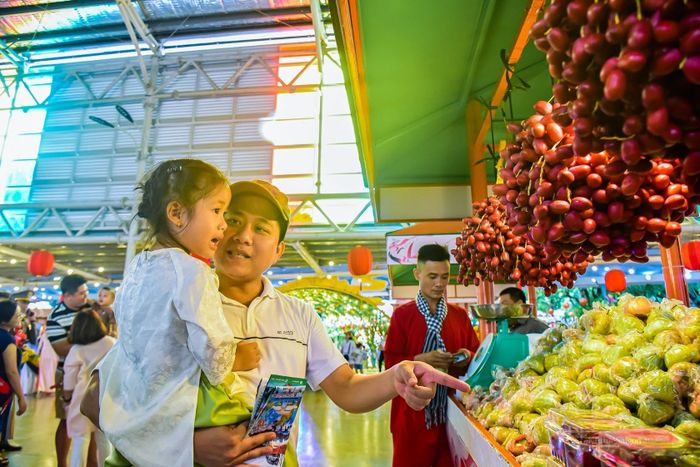 Những gian hàng sầu riêng, măng cụt, chôm chôm, xoài, nhãn, vú sữa luôn tấp nập khách. Nhiều du khách tranh thủ ghi lại hình ảnh tại các khu trưng bày trái cây nghệ thuật được đầu tư công phu.